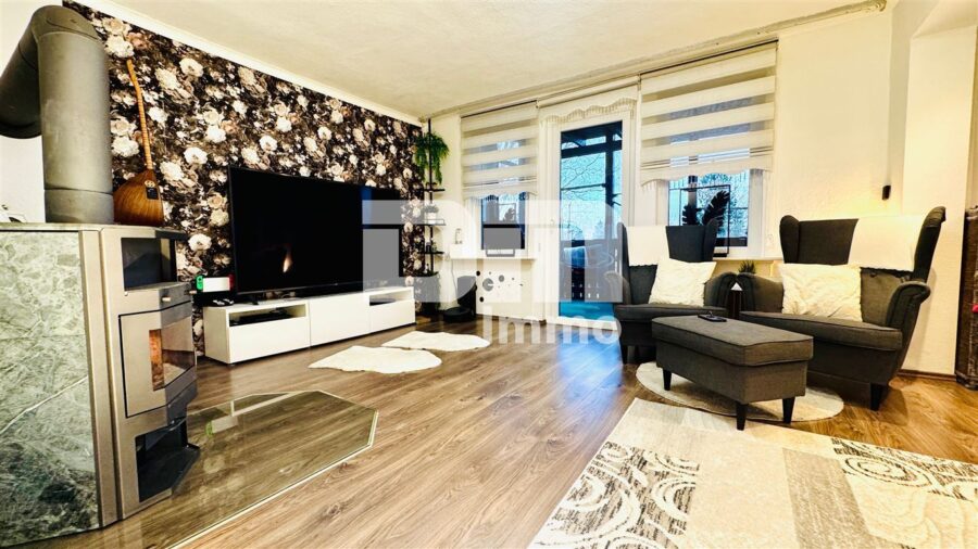 Schönes Ein- bis Zweifamilienhaus mit Gartenbereich, Terrasse + Balkon und Doppelgarage - EG Wohn / Esszimmer / Küche offen - Zugang Balkon